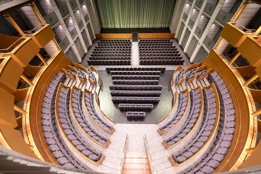 Vista dall'alto della sala del Teatro Arena del Sole di Bologna con le poltrone Cinearredo